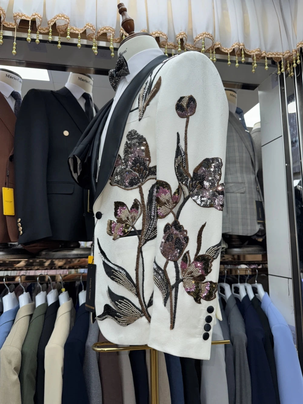 Traje de 3 piezas con bordado y cuentas