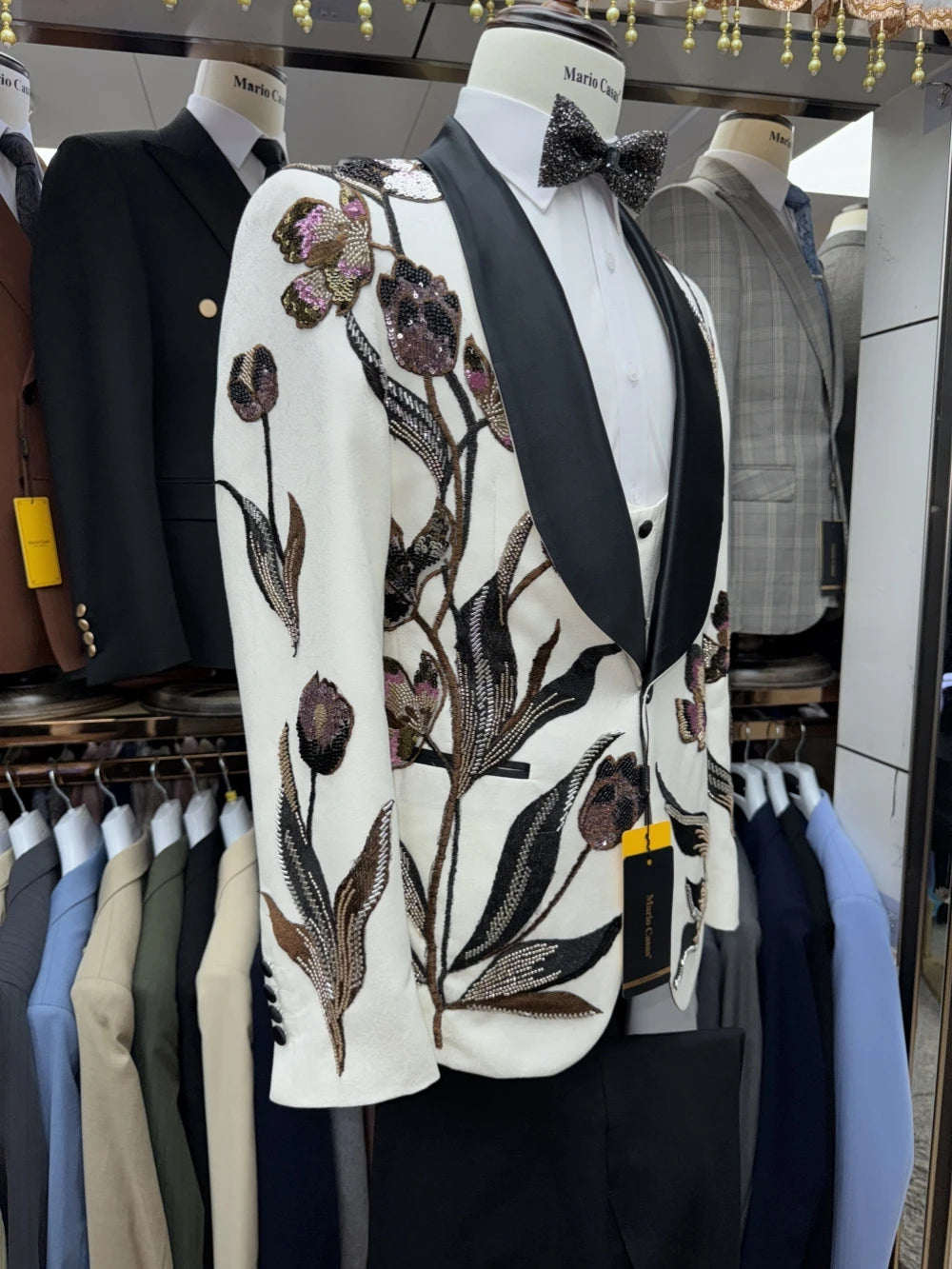 Traje de 3 piezas con bordado y cuentas