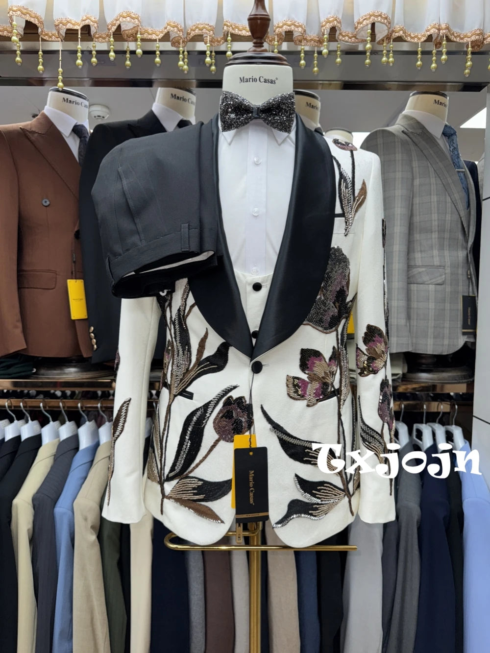 Traje de 3 piezas con bordado y cuentas