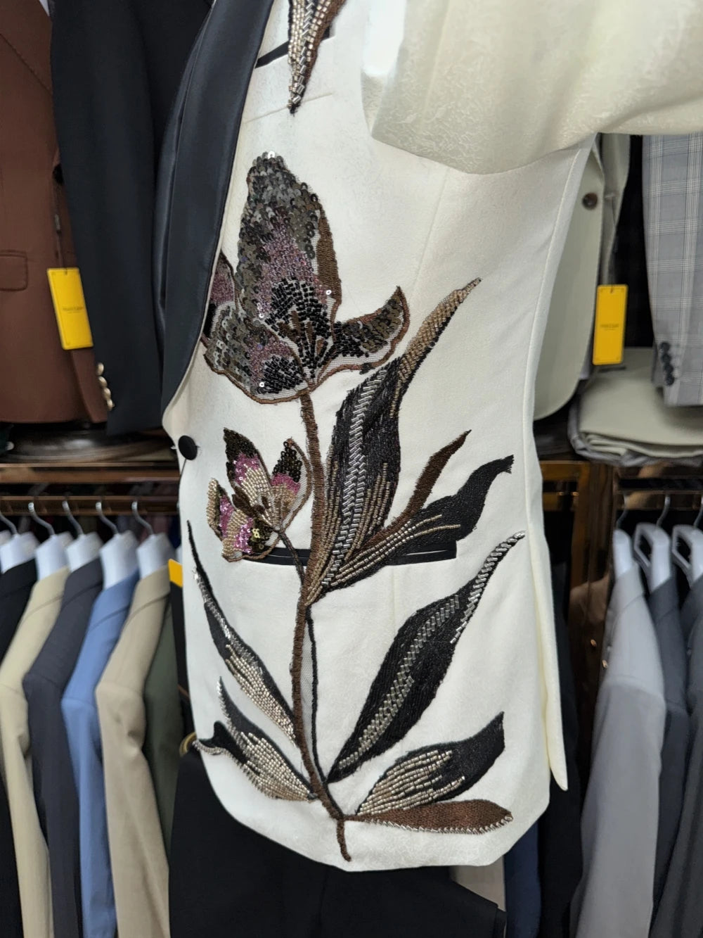 Traje de 3 piezas con bordado y cuentas