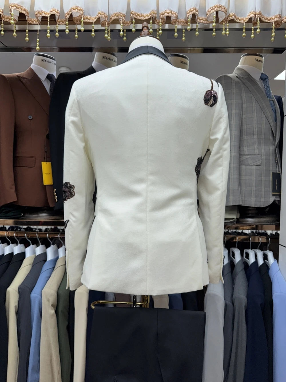 Traje de 3 piezas con bordado y cuentas